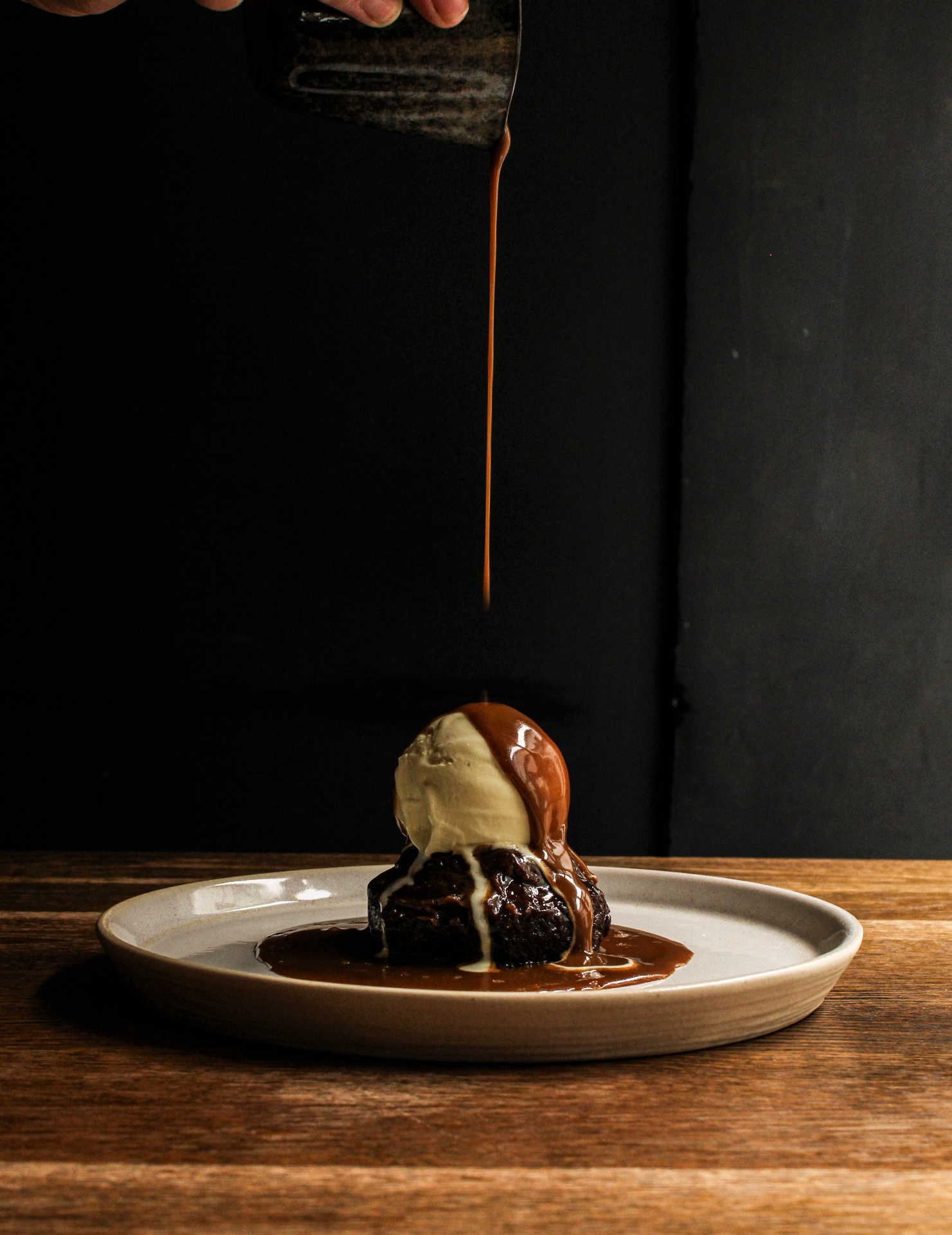 Sticky toffee pudding met warme toffee saus