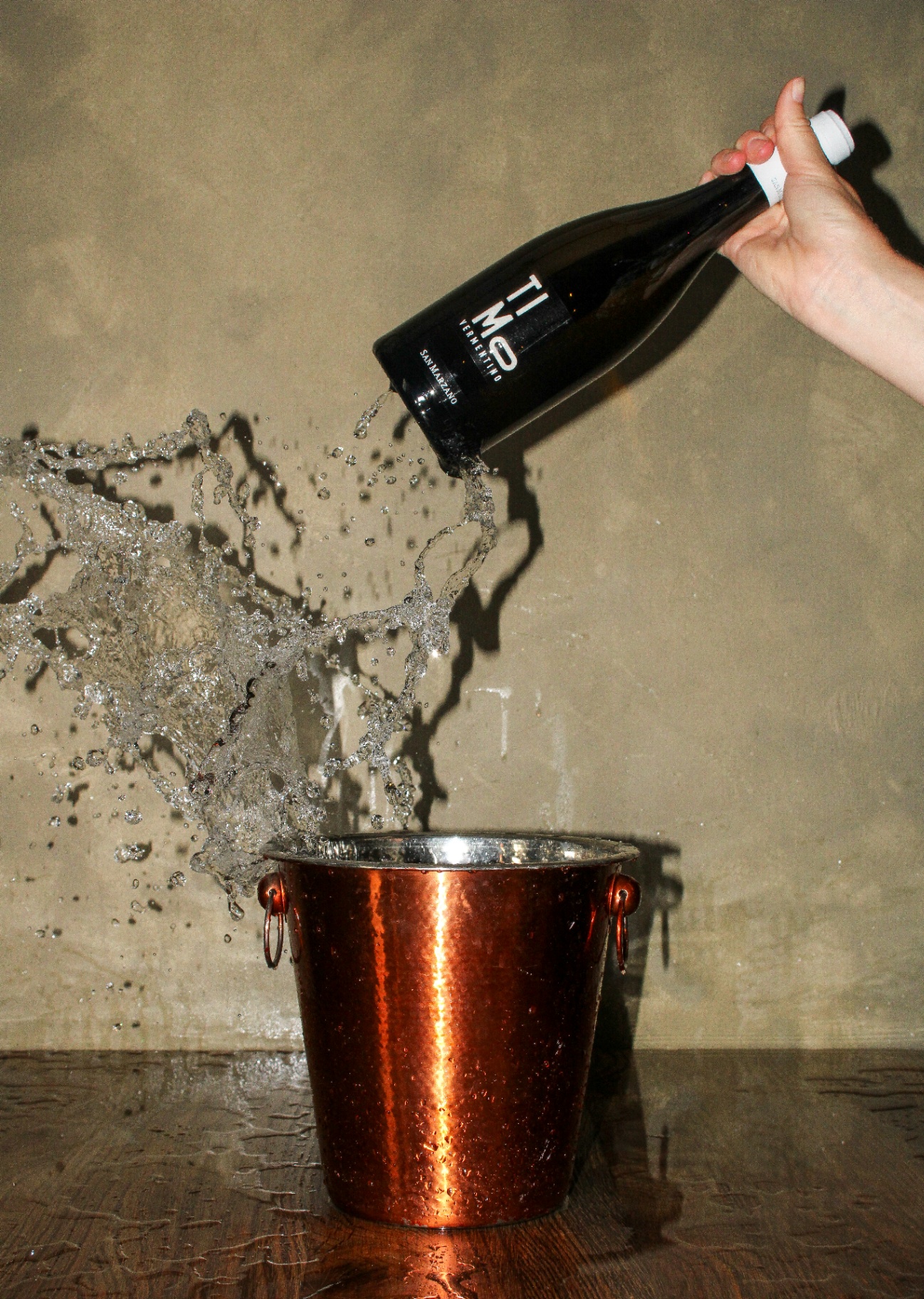 Vermentino wijnfles met water splash